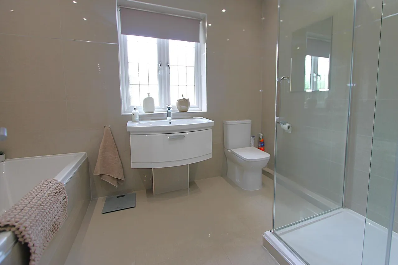 Aggborough Crescent, Kidderminster, photo 17