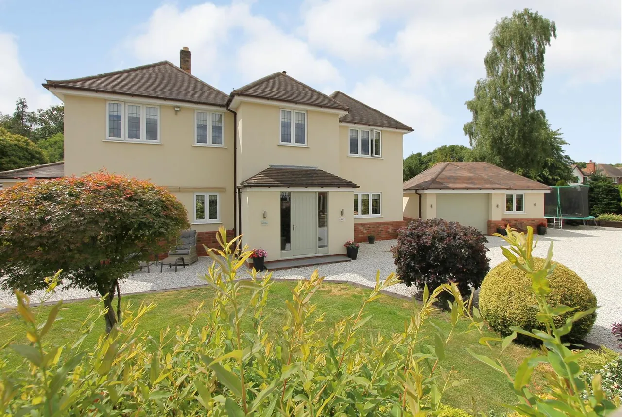 4 bed house for sale — Aggborough Crescent, Kidderminster