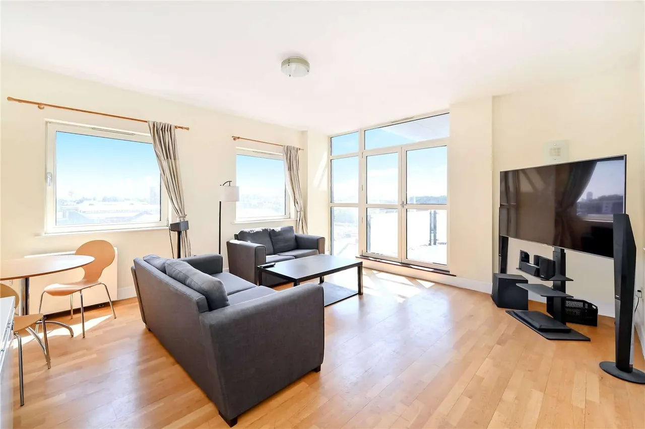 2 bed flat to rent — Artichoke Hill, London, E1W 2BA