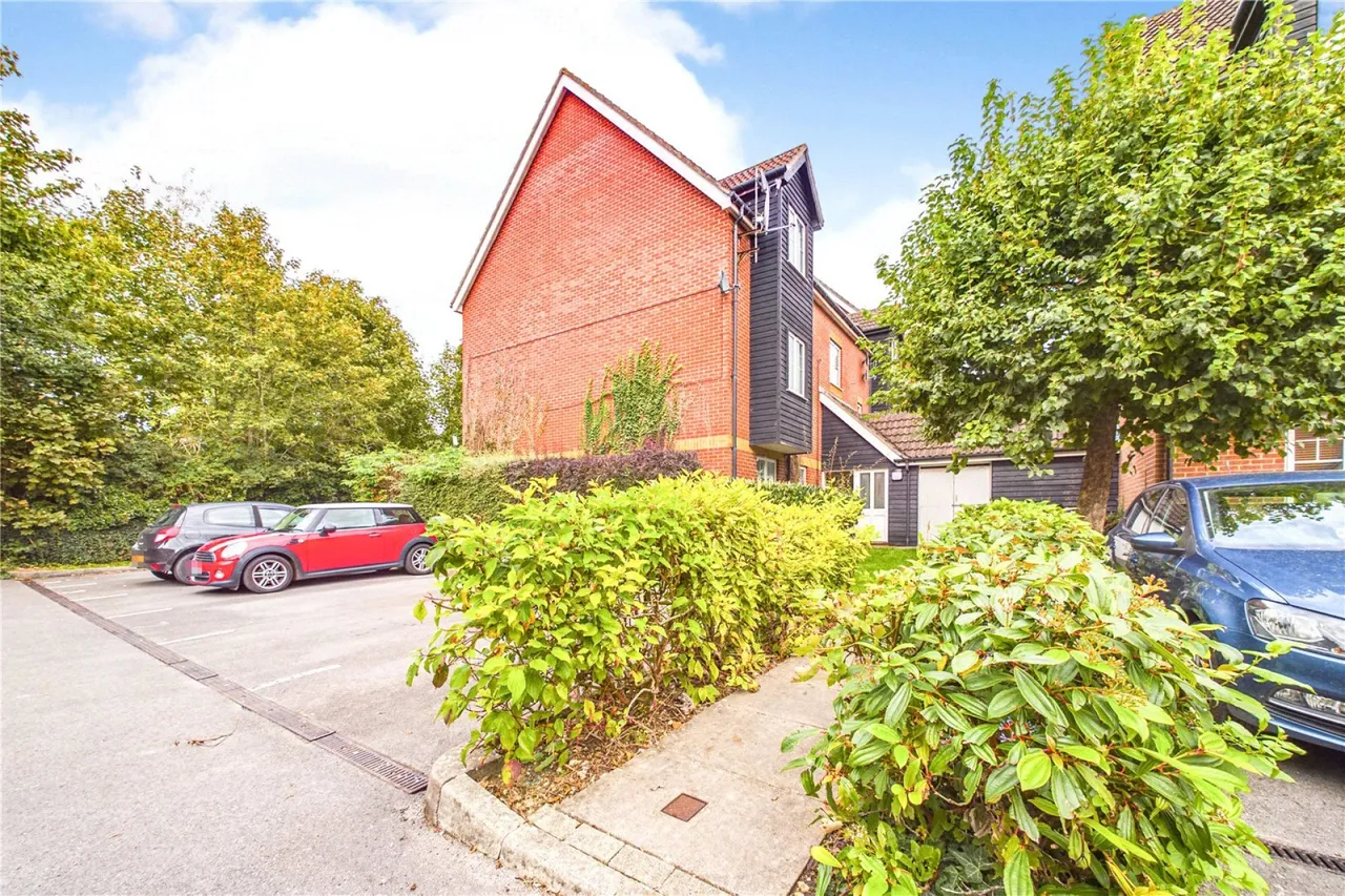 2 bed flat to rent, Gould Close, Newbury, RG14