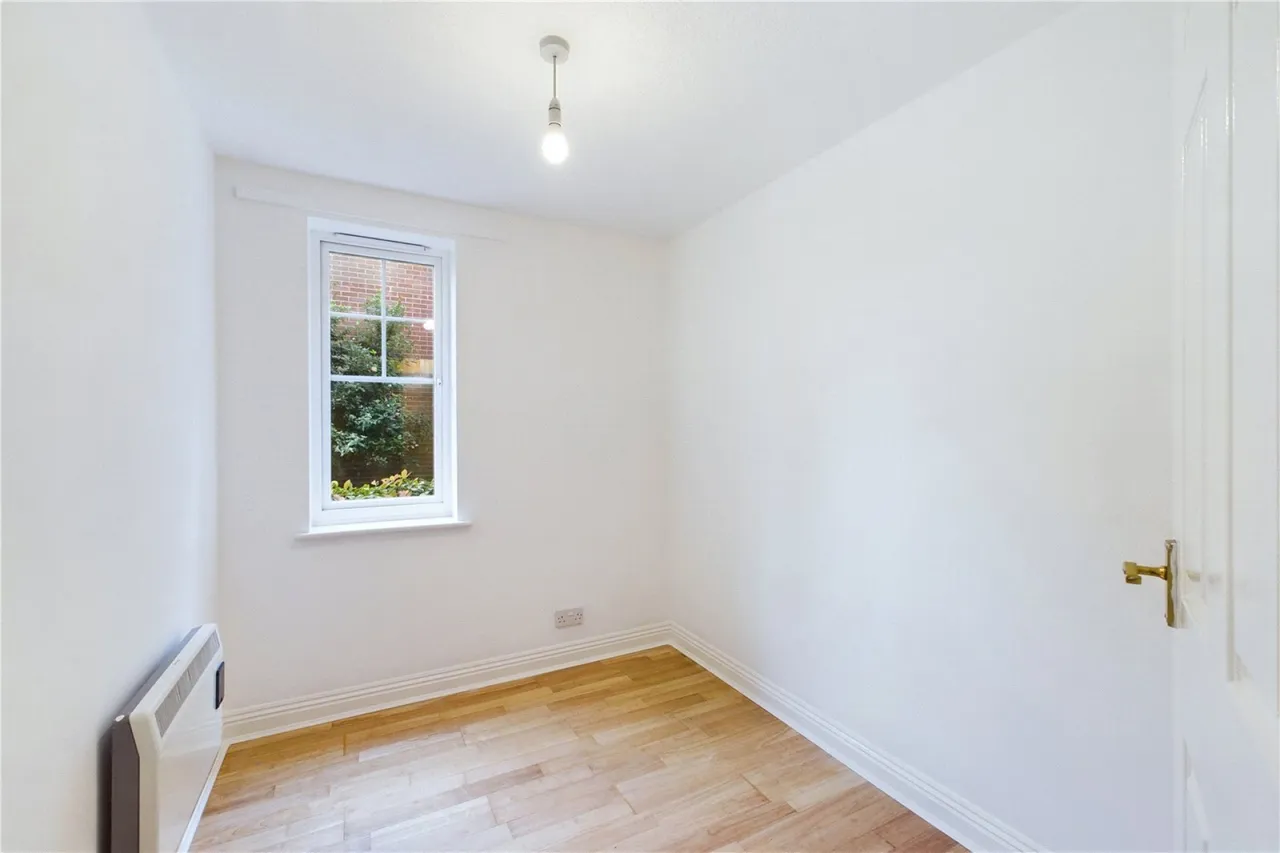 Gould Close, Newbury, RG14, photo 8