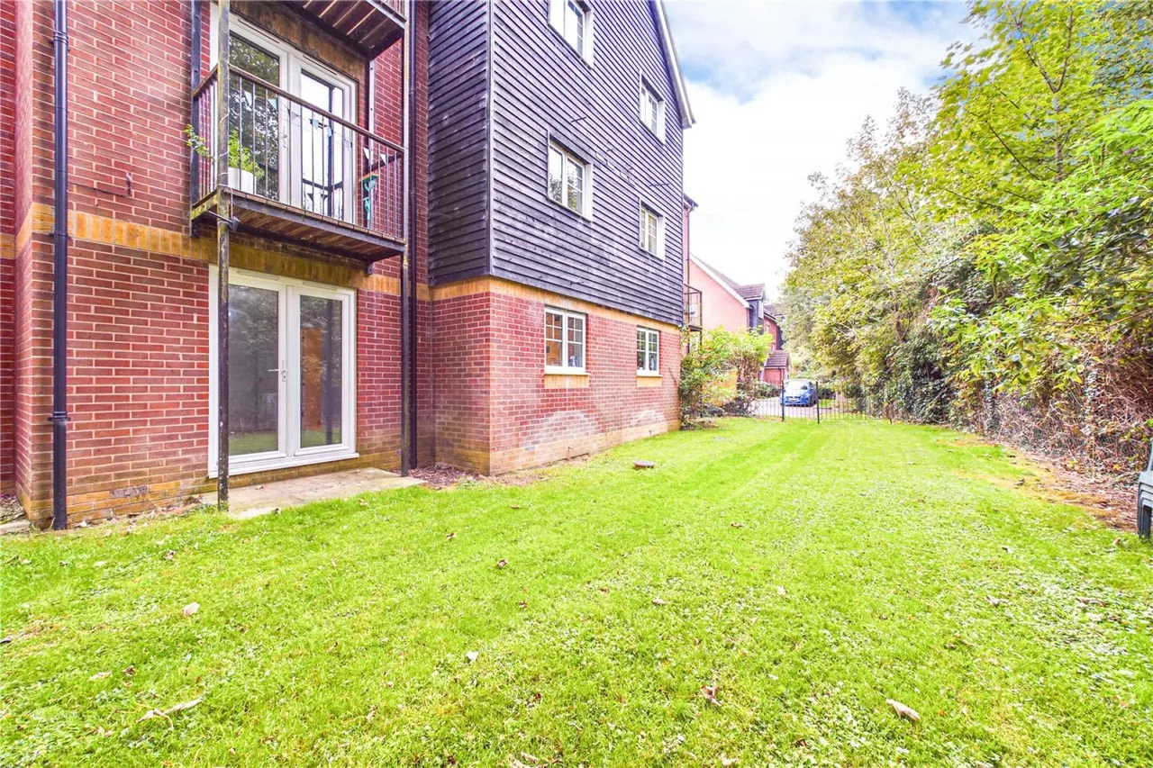 Gould Close, Newbury, RG14, photo 9