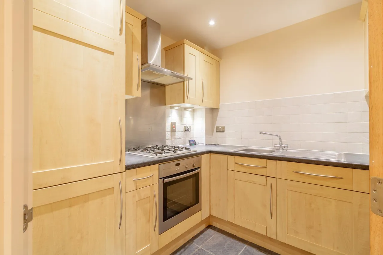 Elmhurst Court, Heathcote Road, photo 6