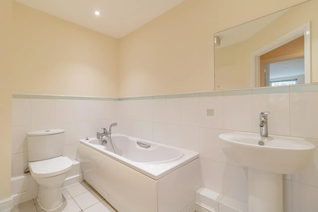 Elmhurst Court, Heathcote Road, photo 4