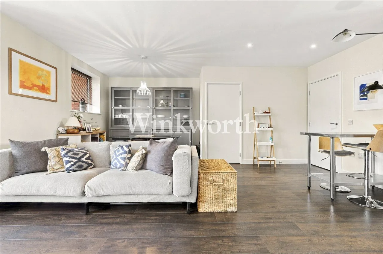 3 bed flat for sale, Dovetail Place, London, N15