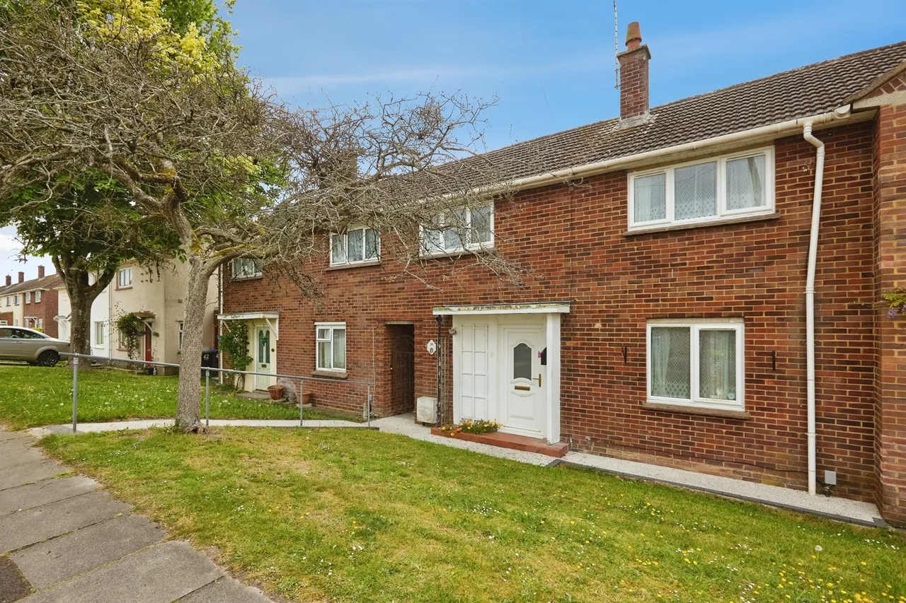 3 bed house for sale — Bishopdown Road, Bishopdown, Salisbury
