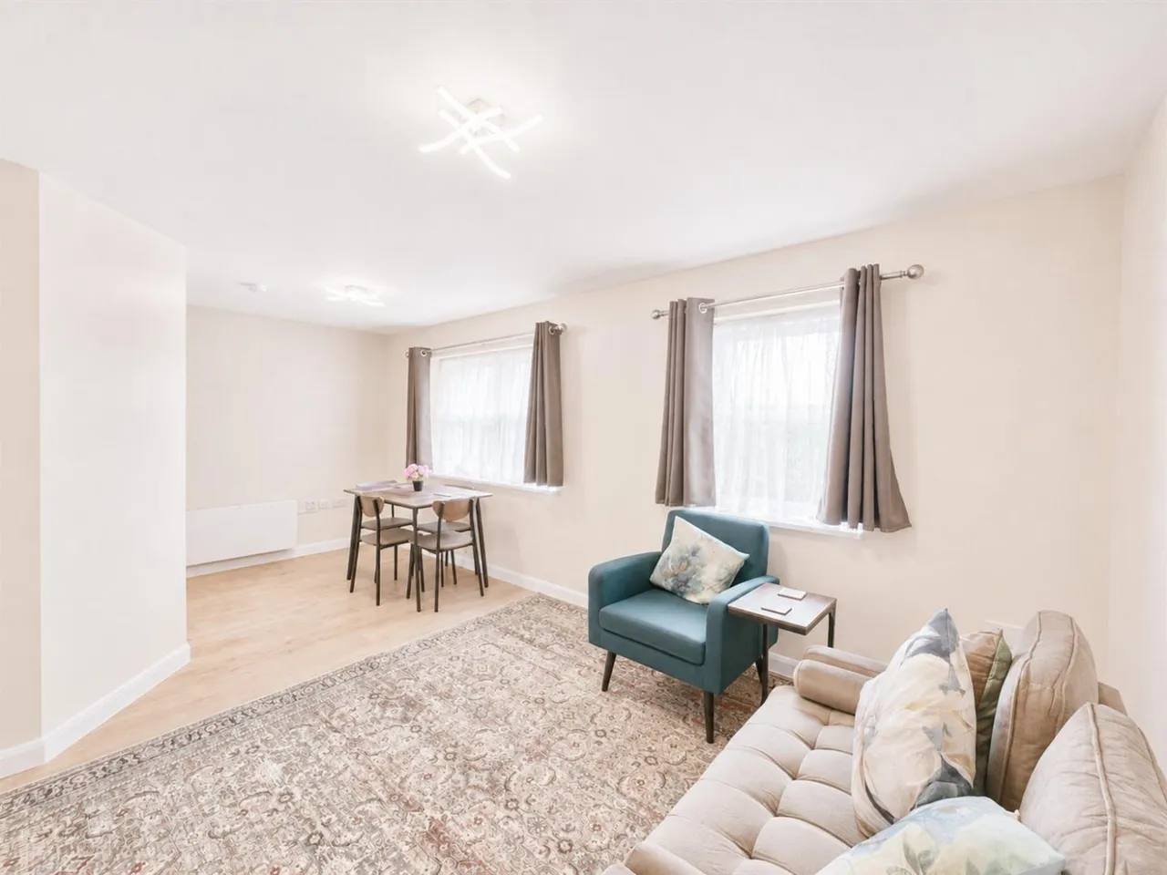 bed Apartment To LetNuffield Court, Heston, TW5, photo 2