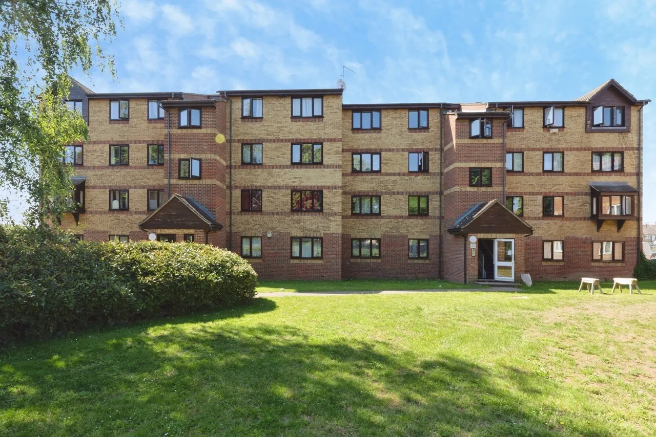 2 bed flat for sale — Greenslade Road, Barking, IG11