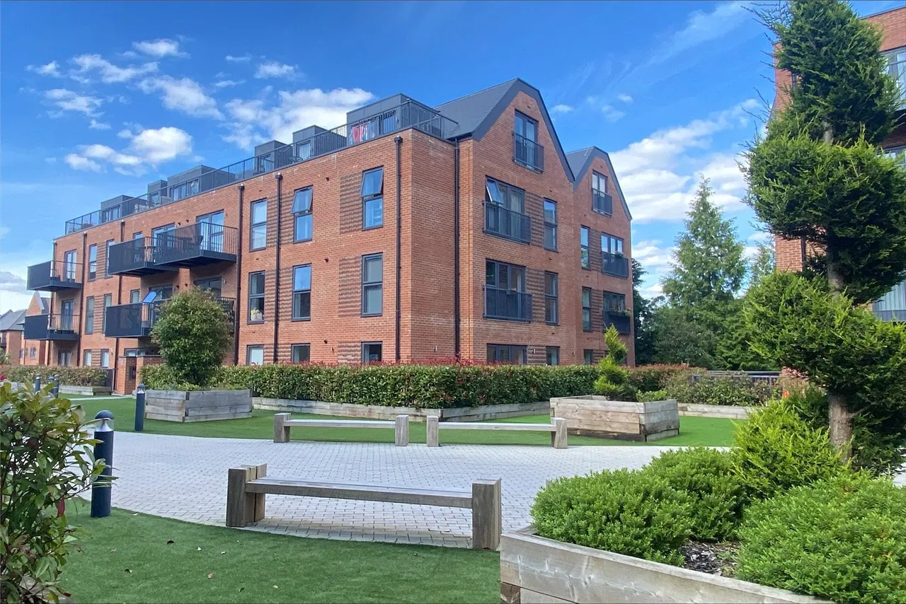 2 bed flat for sale — Chawton Court, Station Road, Hook, Hampshire, RG27 9QR