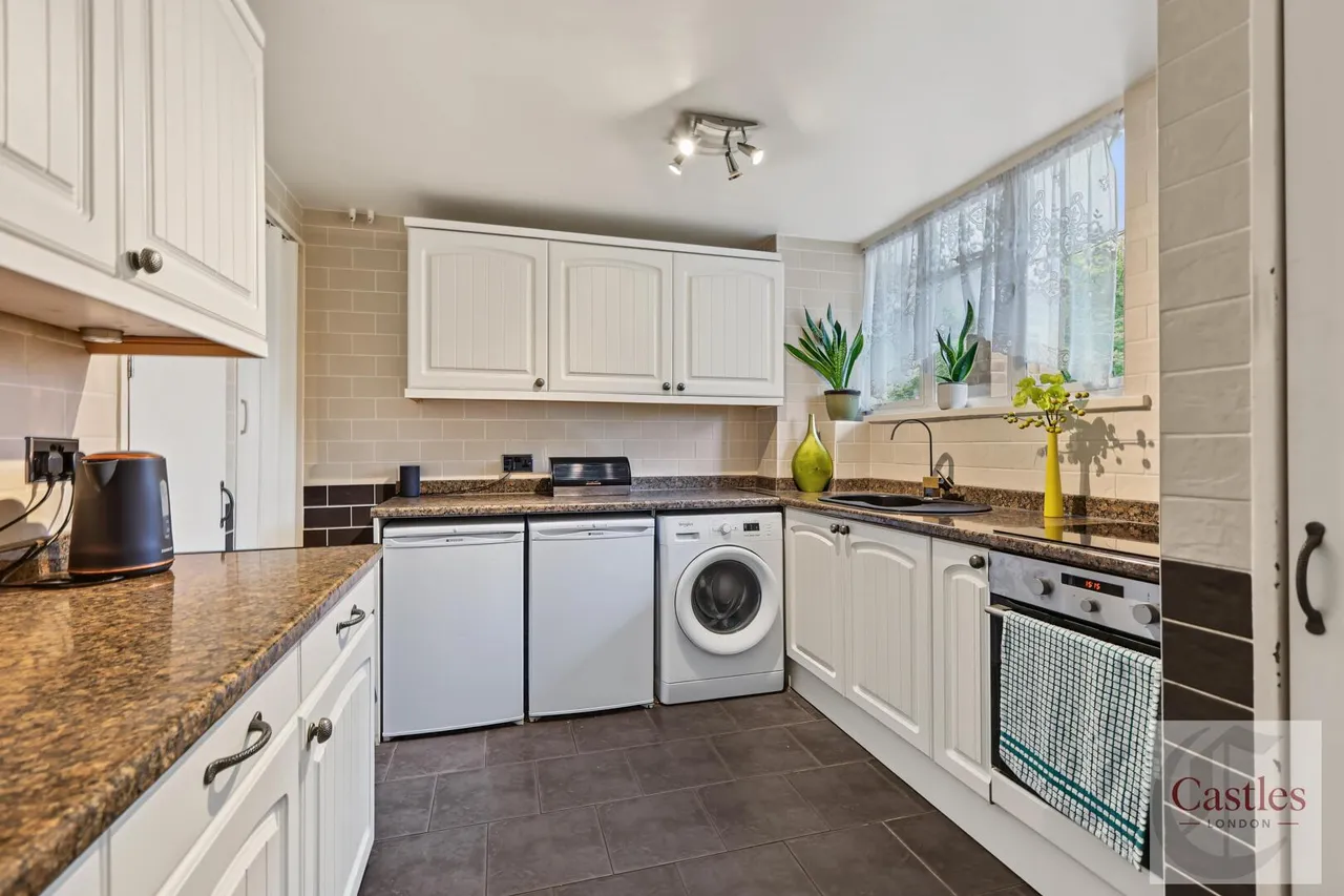 2 bed flat for sale, Exeter Road, Enfield, EN3