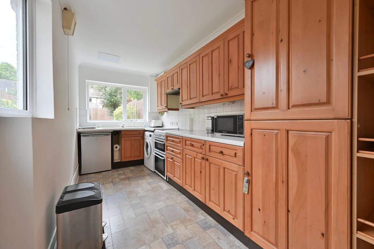 31 Ashdon Road, Bushey, photo 2