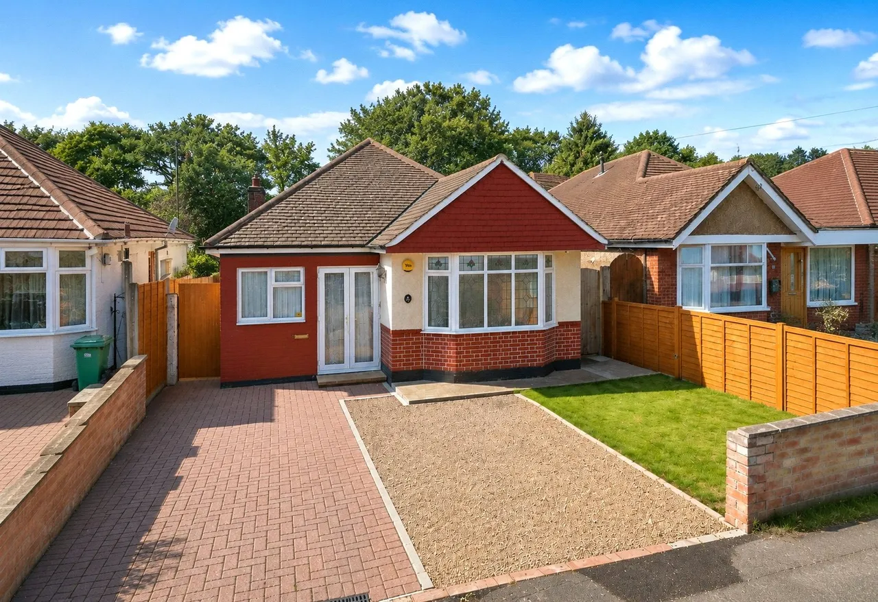 3 bed house for sale, Coniston Road, Woking, GU22