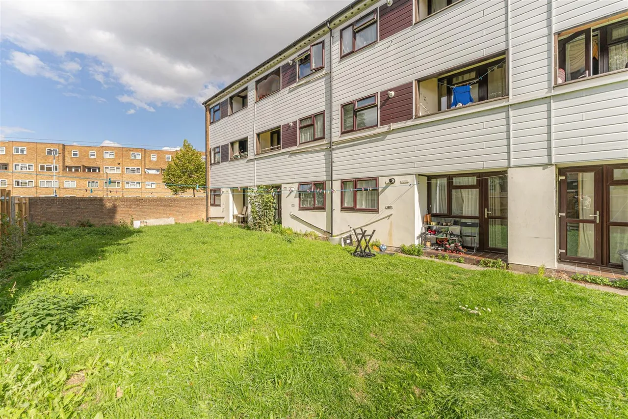 Hamilton Close, London, photo 13