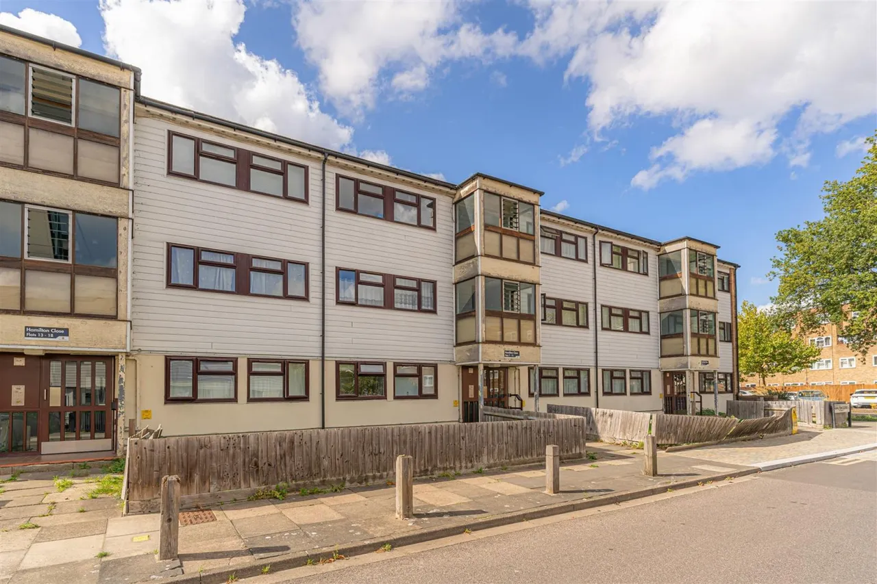 Hamilton Close, London, photo 14