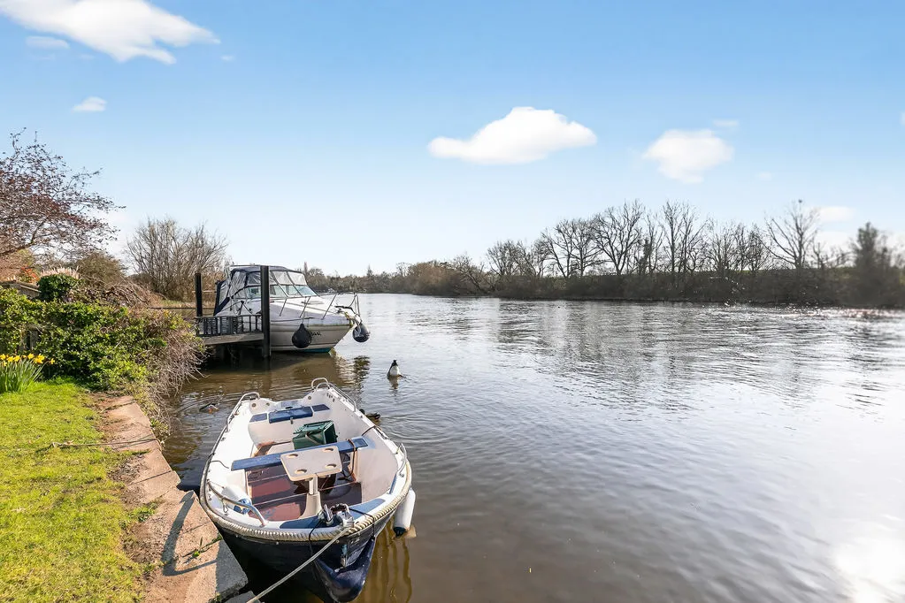 Dunally Park, Shepperton TW17 8LJ, photo 31