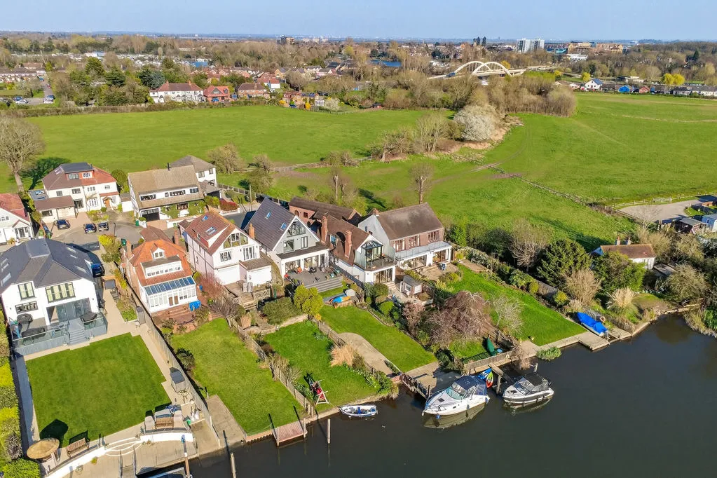4 bed house for sale — Dunally Park, Shepperton TW17 8LJ