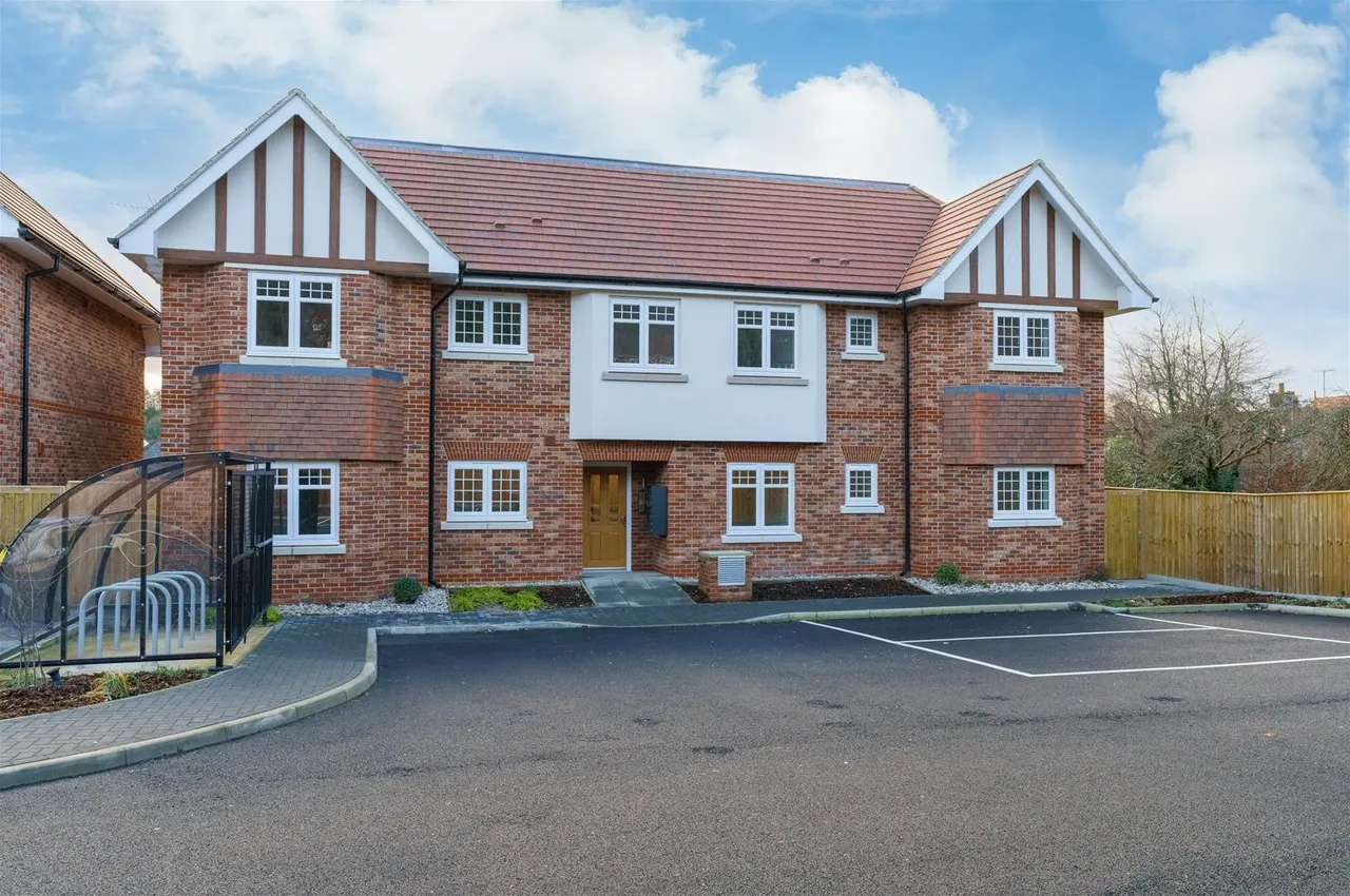 2 bed flat to rent, Templeside Gardens, High Wycombe, HP12