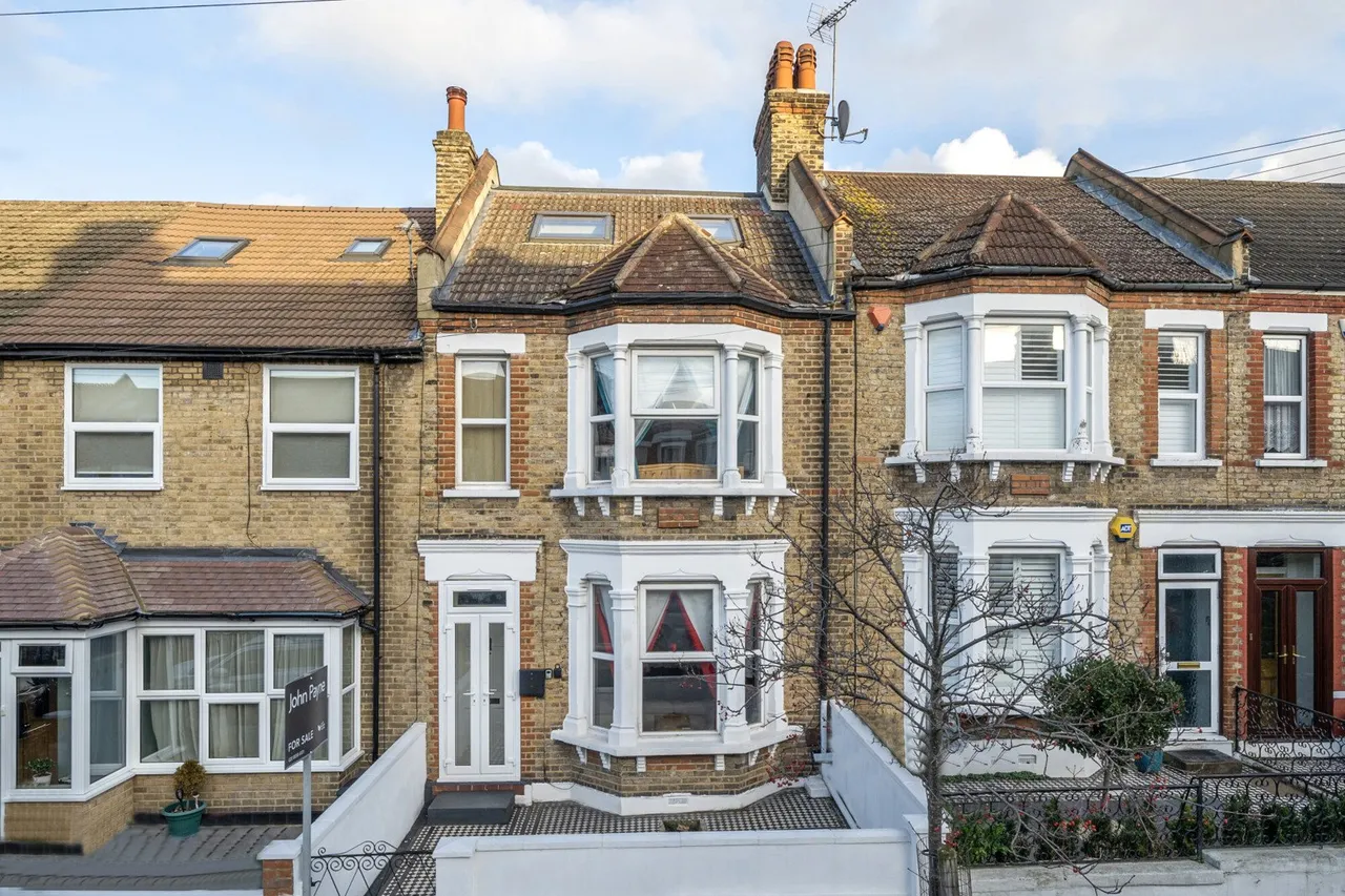 5 bed house for sale — Swallowfield Road, SE7