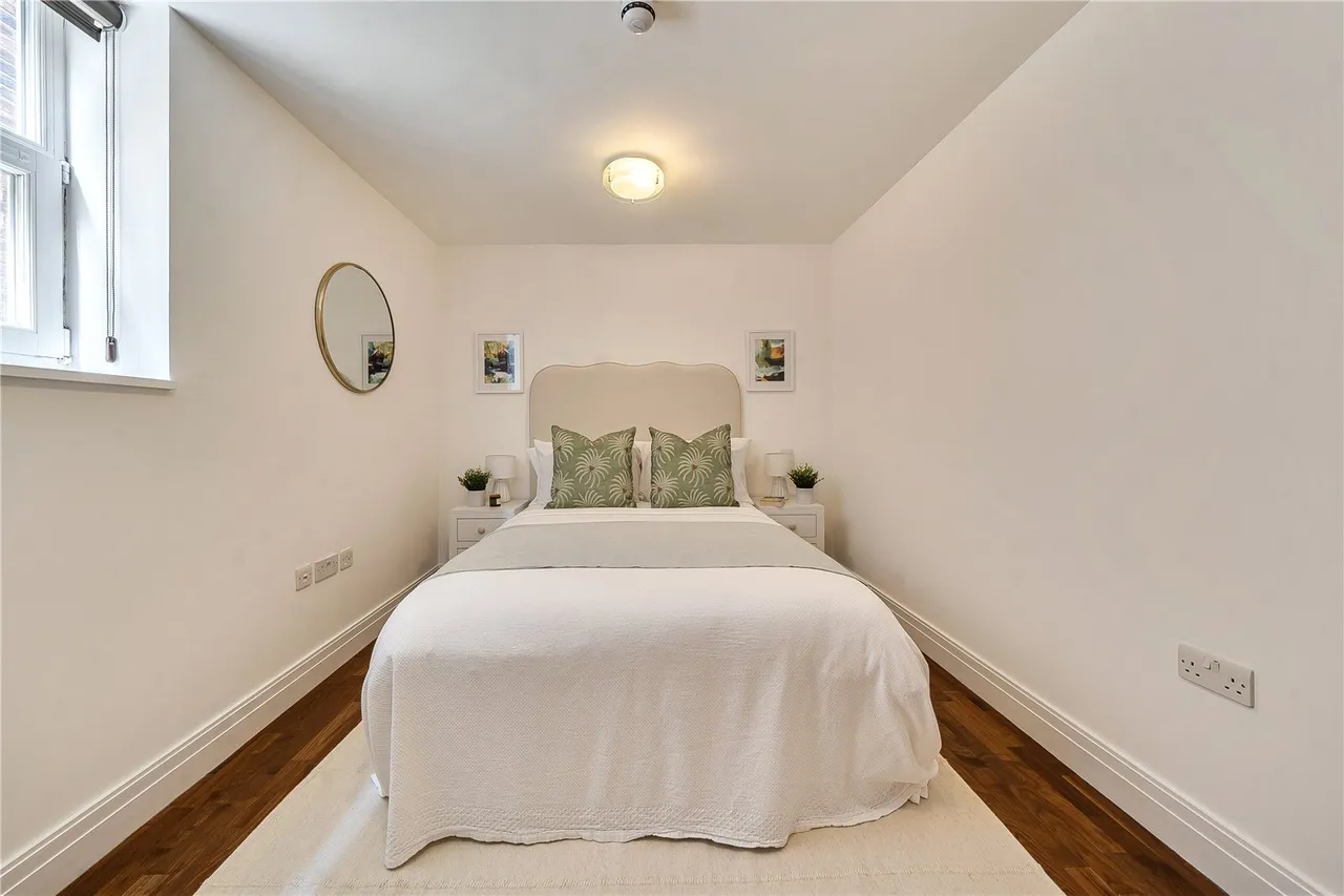 North Road, TW8, photo 6
