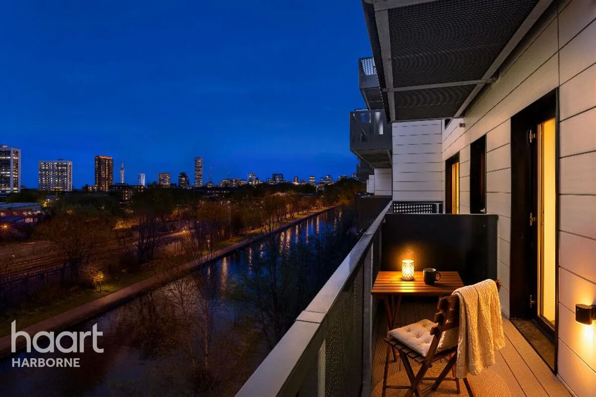 2 bed flat for sale, South Loop Green, Birmingham, B16