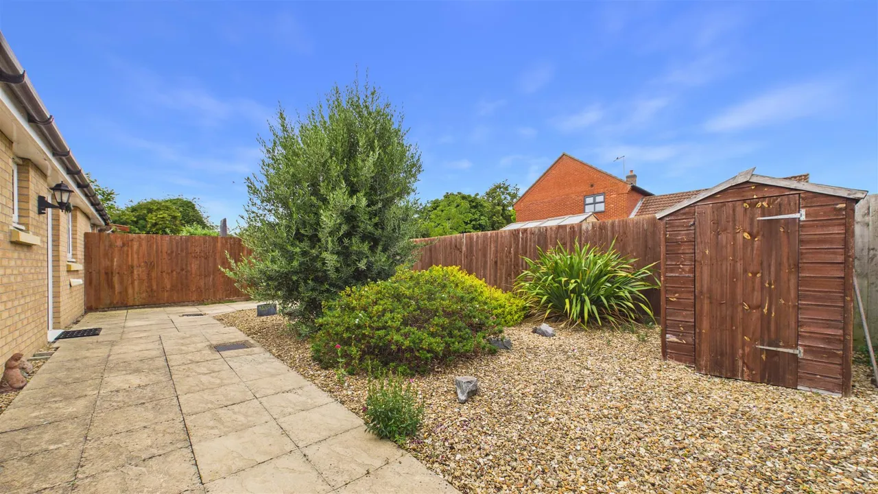 Mayfield Gardens, Baston, photo 13