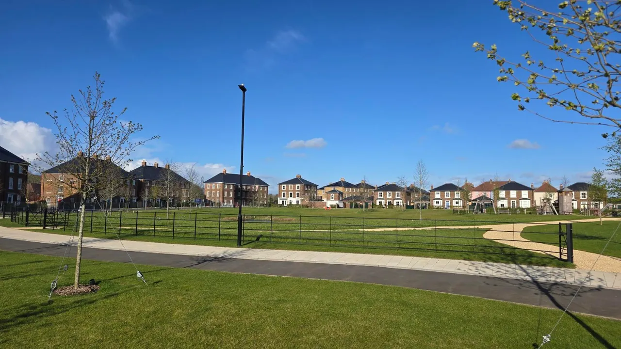 North Square, Knowle, PO17, photo 15
