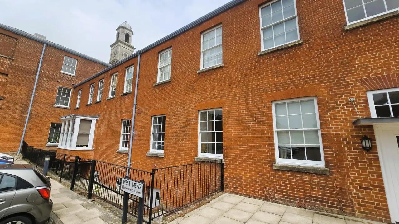North Square, Knowle, PO17, photo 14