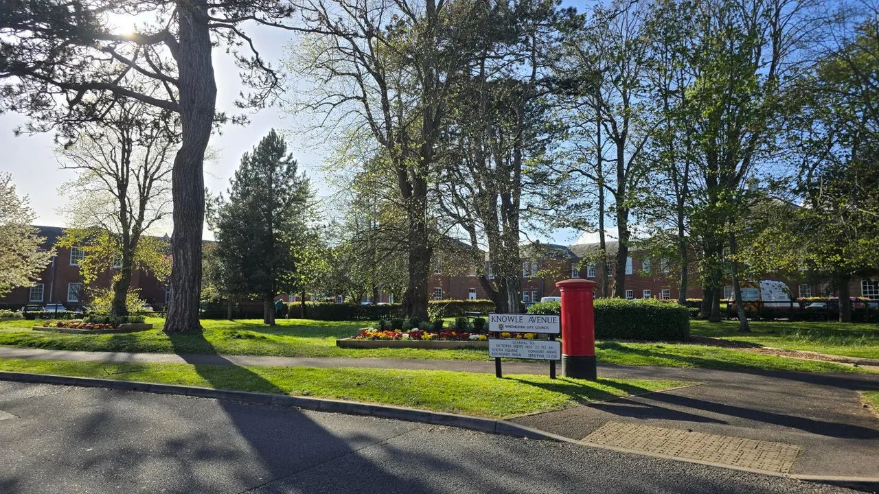 North Square, Knowle, PO17, photo 11