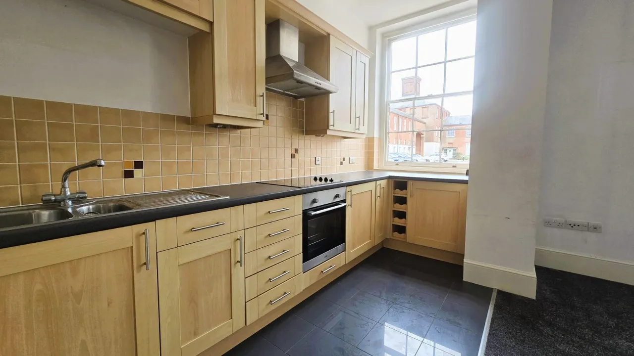 North Square, Knowle, PO17, photo 3