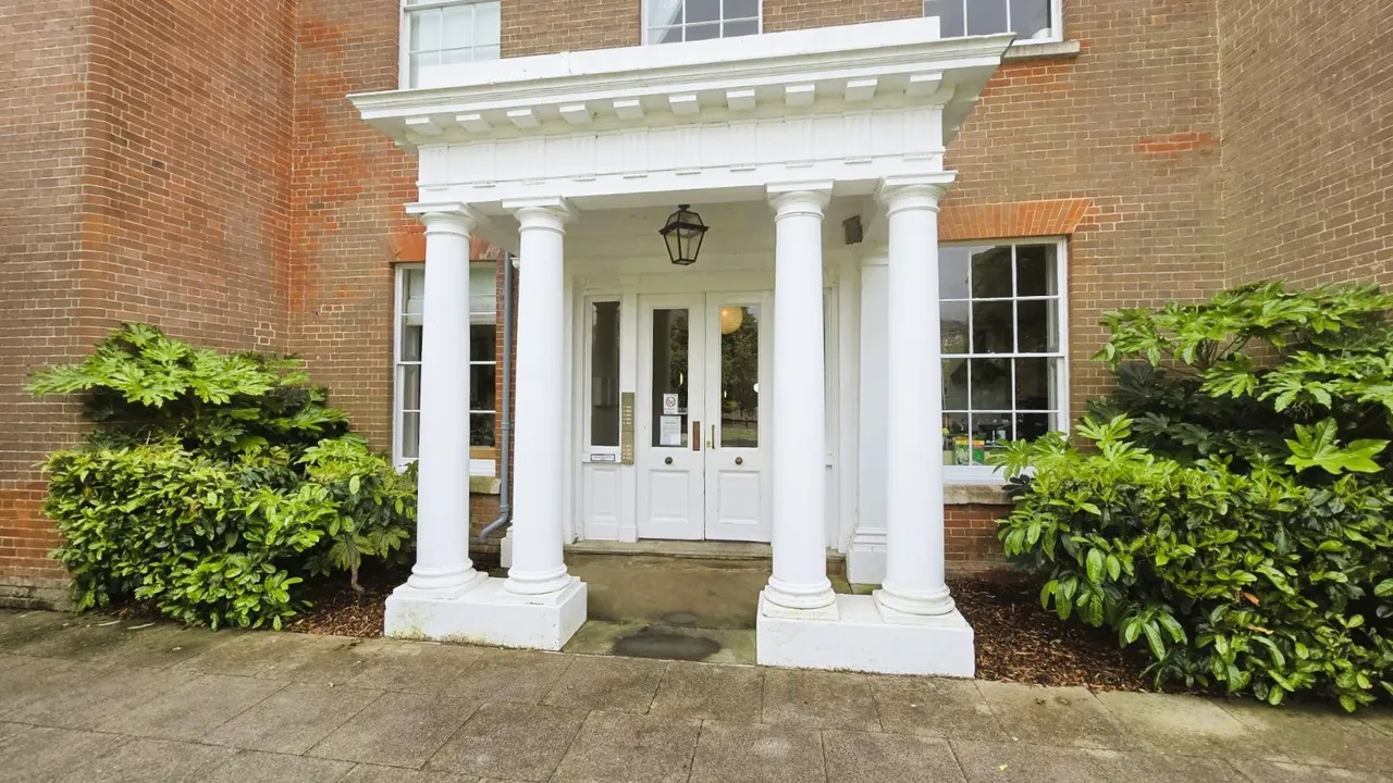 North Square, Knowle, PO17, photo 17