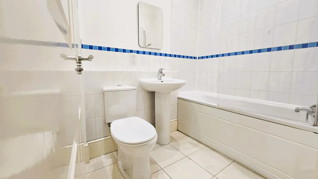 North Square, Knowle, PO17, photo 7