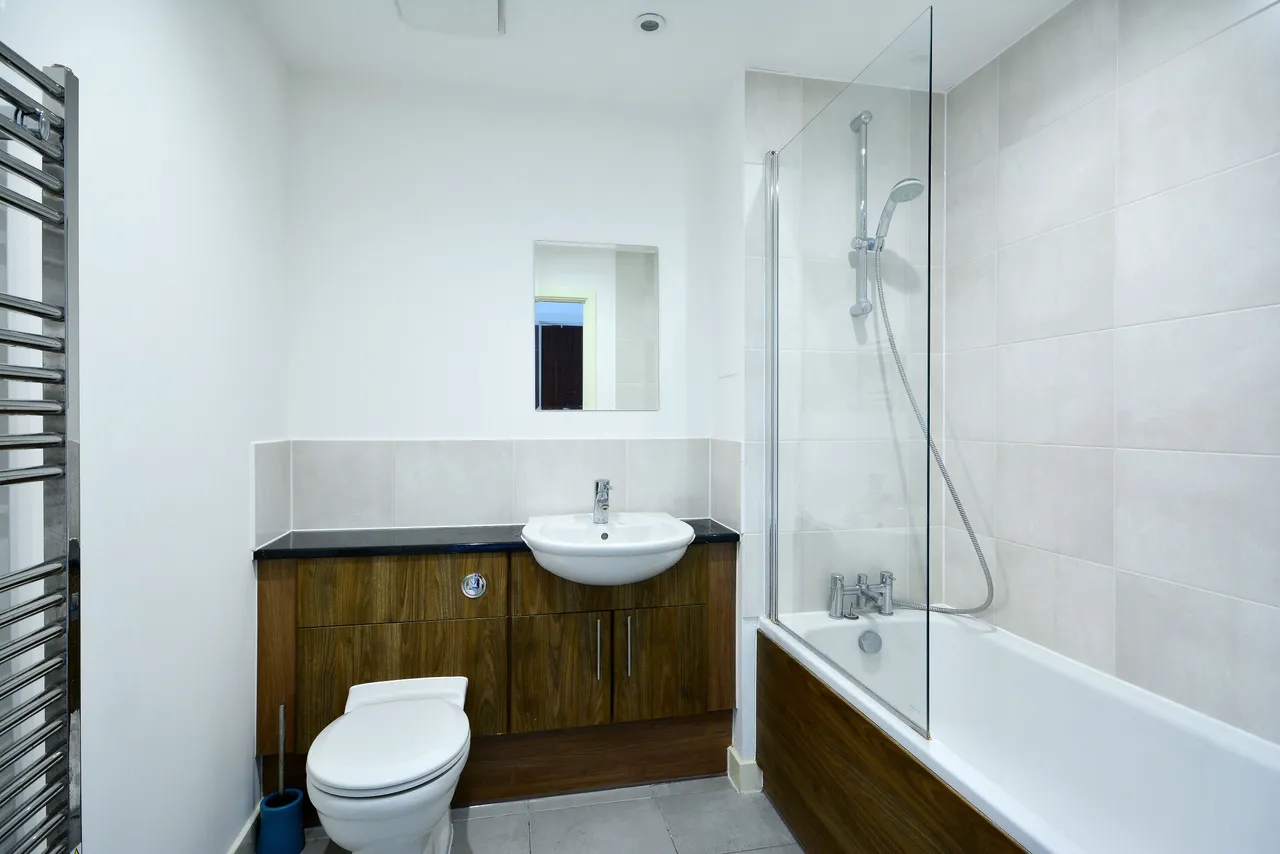 Brentford, TW8, photo 4