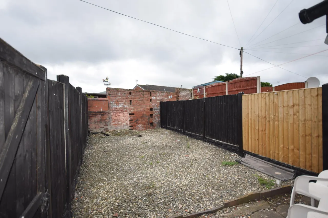 Mold Road, Wrexham, LL11, photo 8