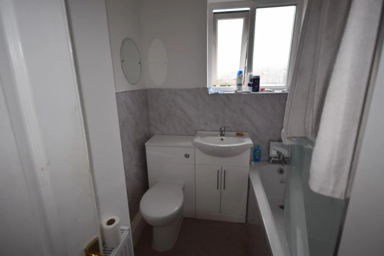 Mold Road, Wrexham, LL11, photo 6