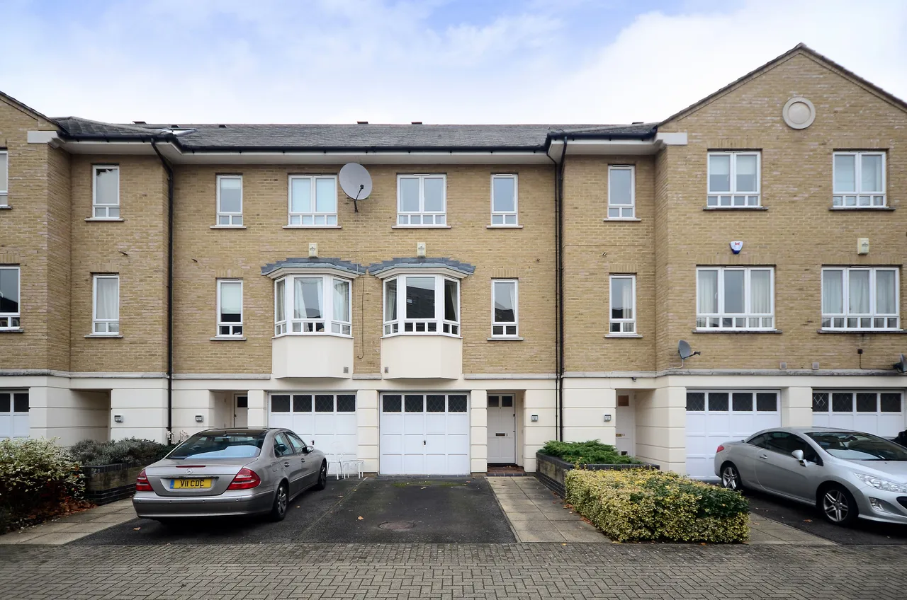 3 bed house for sale — 11 May Bate Avenue, Kingston upon Thames