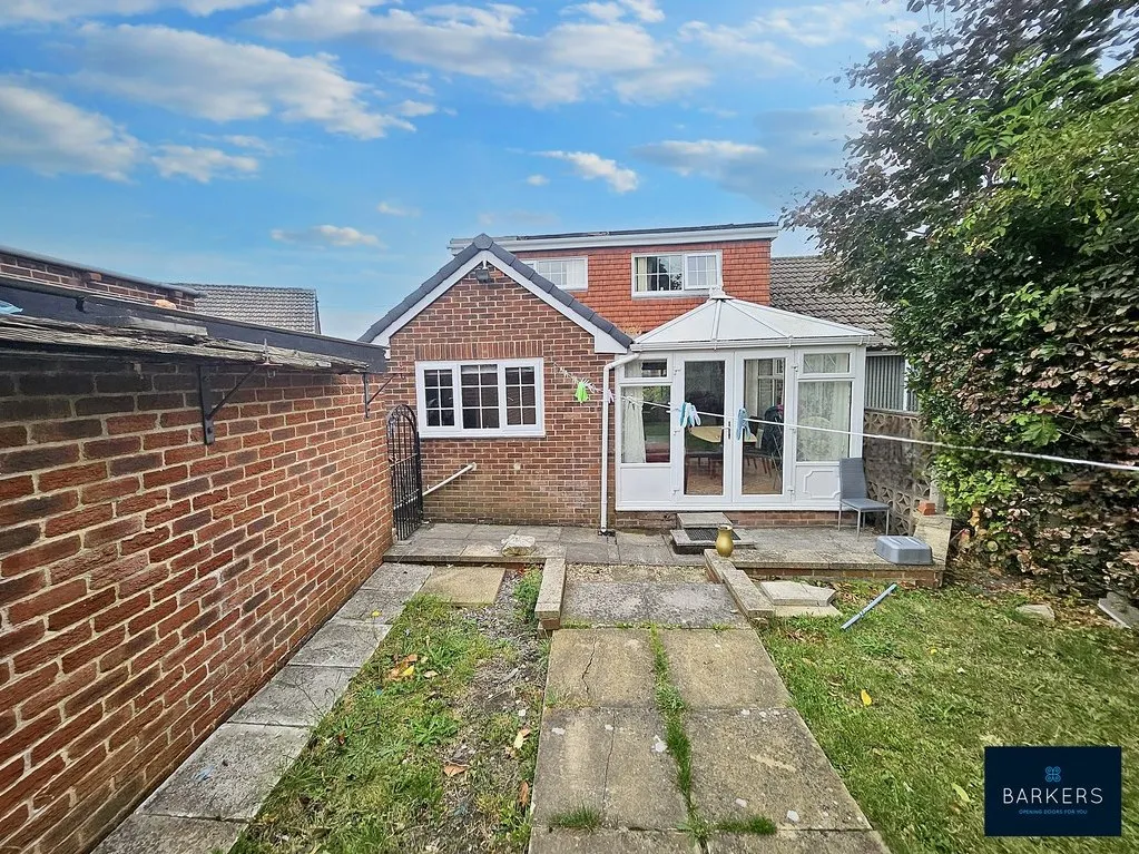 Crowther Road, Heckmondwike WF16 9LA, photo 17