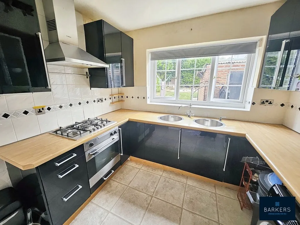 Crowther Road, Heckmondwike WF16 9LA, photo 2