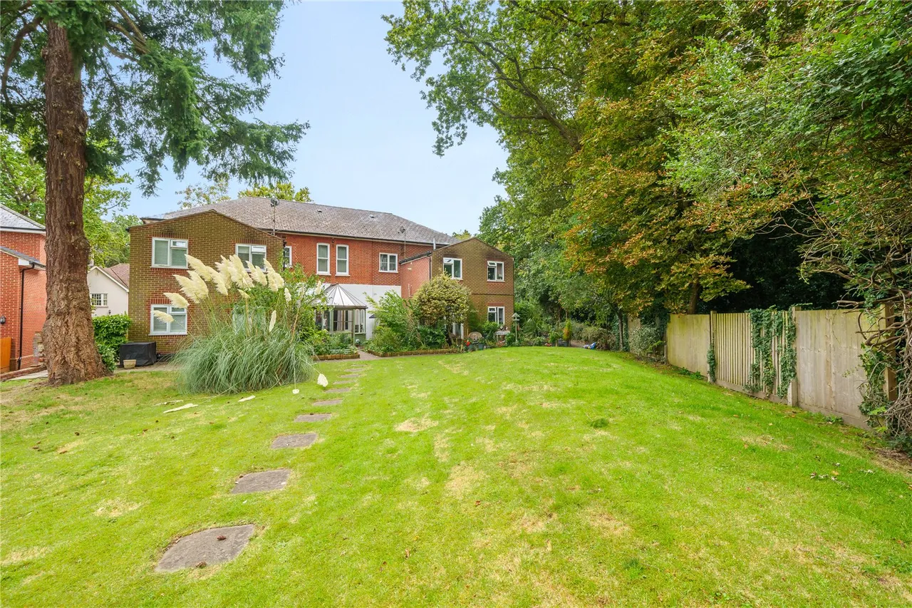 Broomhall Road, Woking, GU21, photo 14