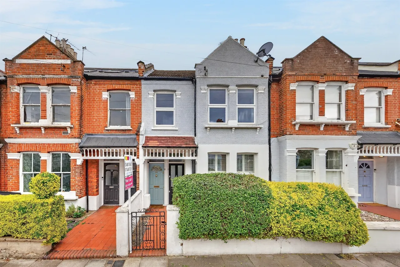3 bed flat for sale — Astonville Street, London
