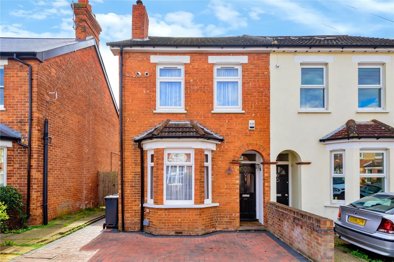 3 bed house for sale — Queens Road, Camberley, Surrey, GU15 3AL