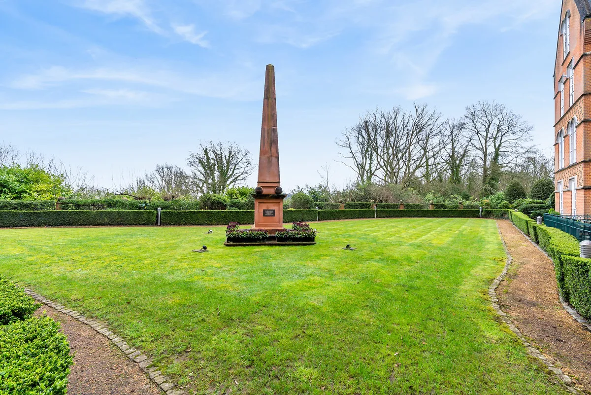 Holloway Drive, Virginia Water, GU25, photo 23