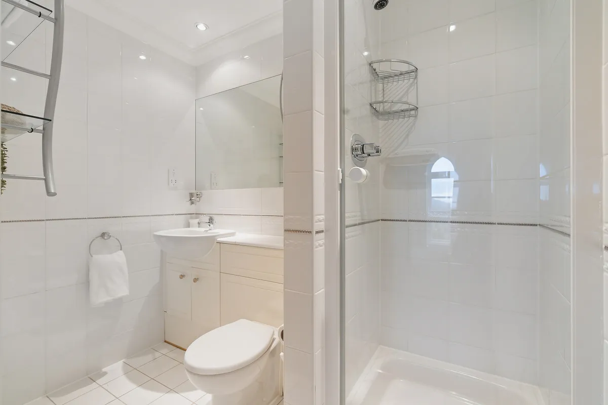 Holloway Drive, Virginia Water, GU25, photo 16
