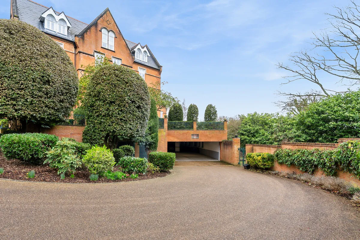 Holloway Drive, Virginia Water, GU25, photo 39