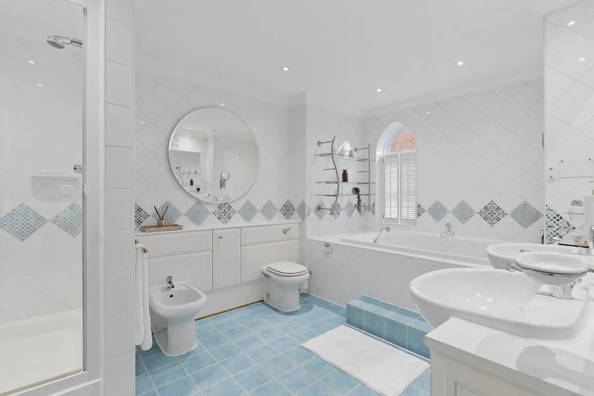 Holloway Drive, Virginia Water, GU25, photo 49