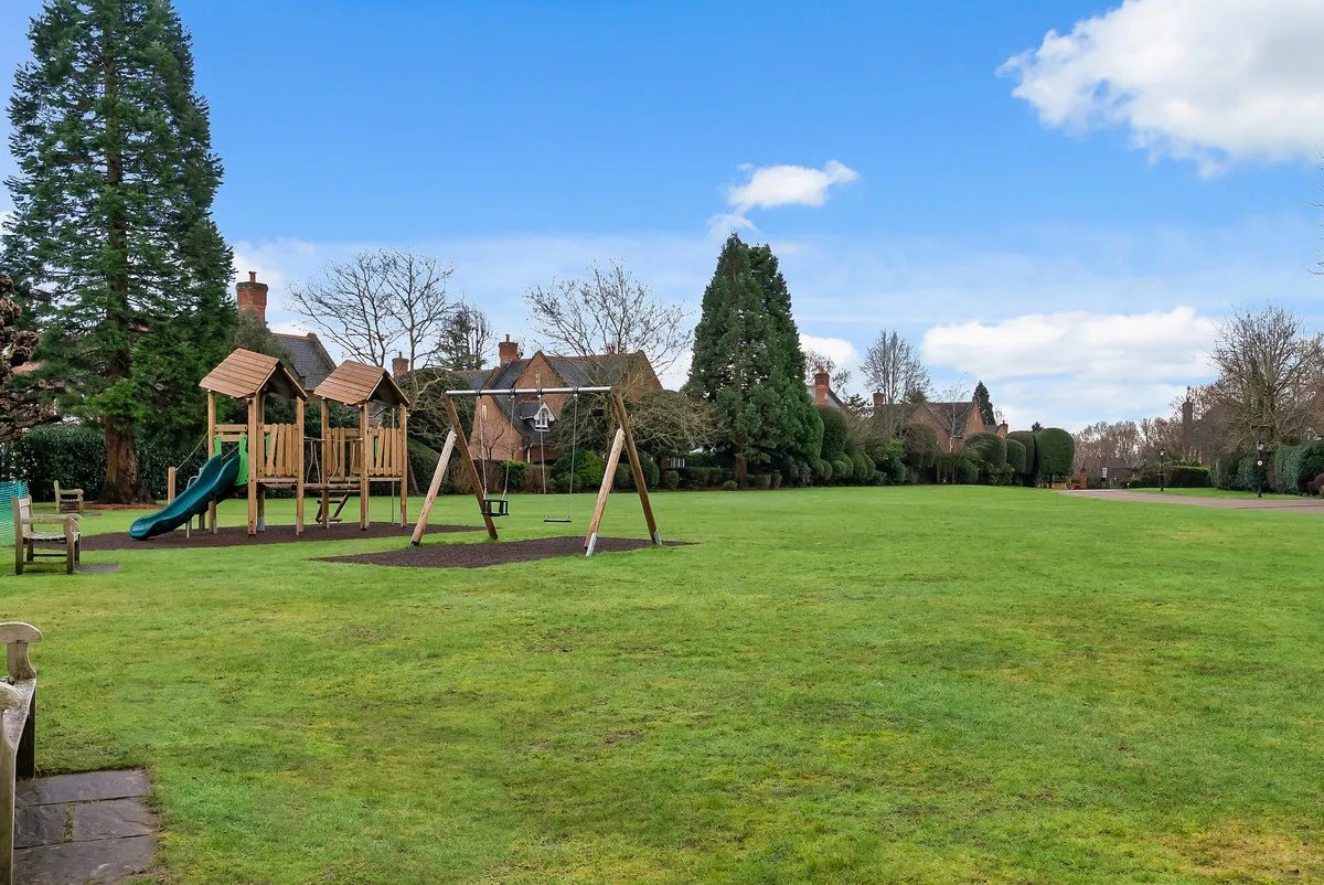 Holloway Drive, Virginia Water, GU25, photo 50