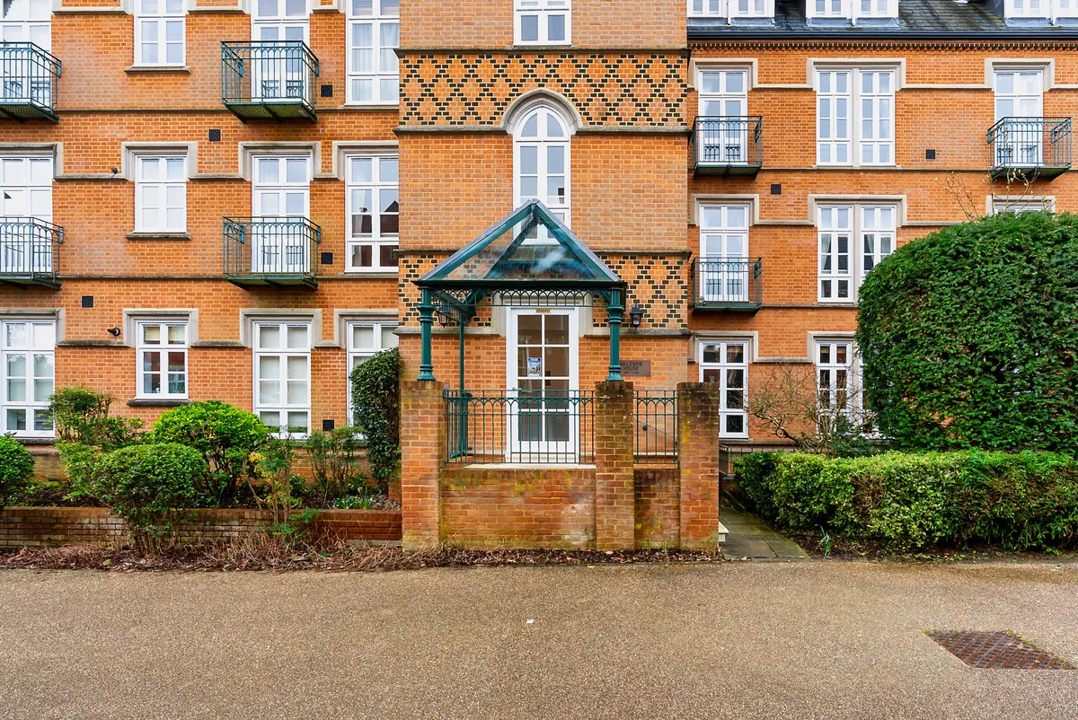 Holloway Drive, Virginia Water, GU25, photo 29