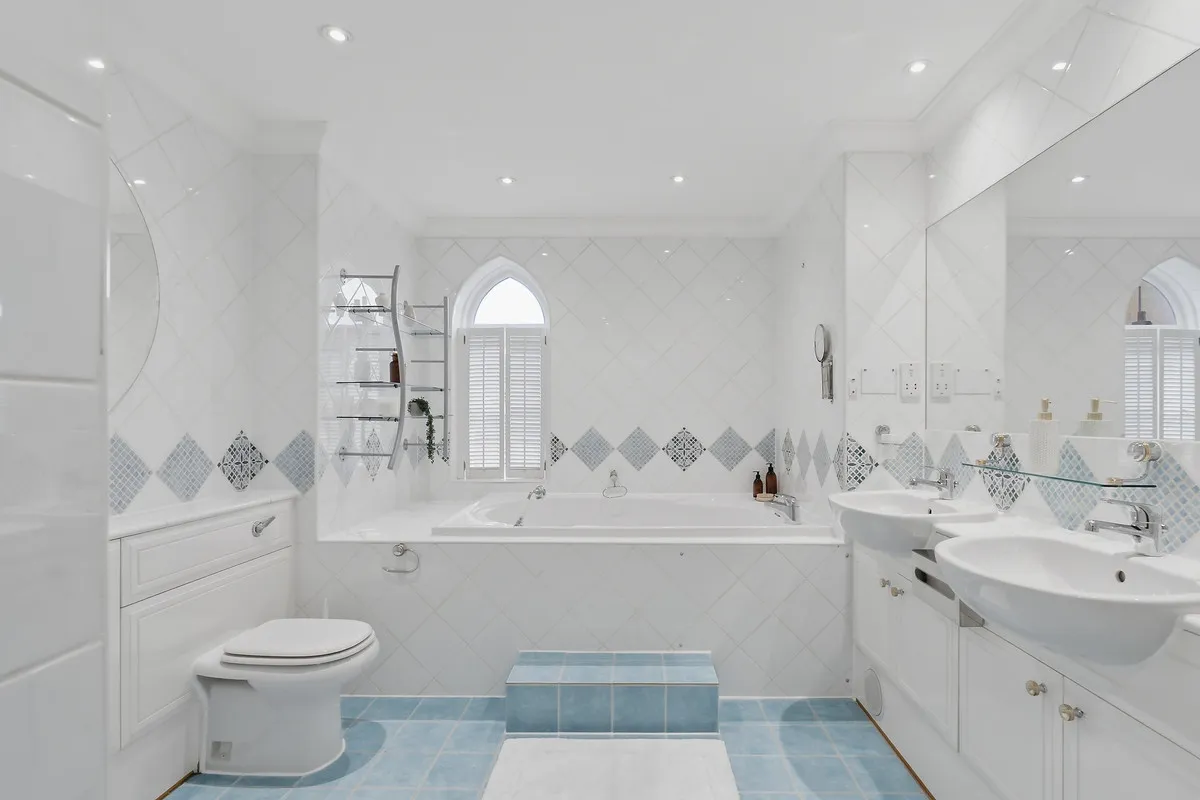 Holloway Drive, Virginia Water, GU25, photo 14