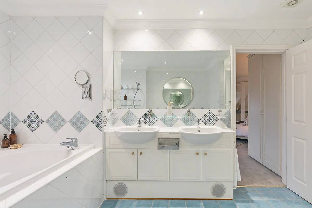 Holloway Drive, Virginia Water, GU25, photo 42