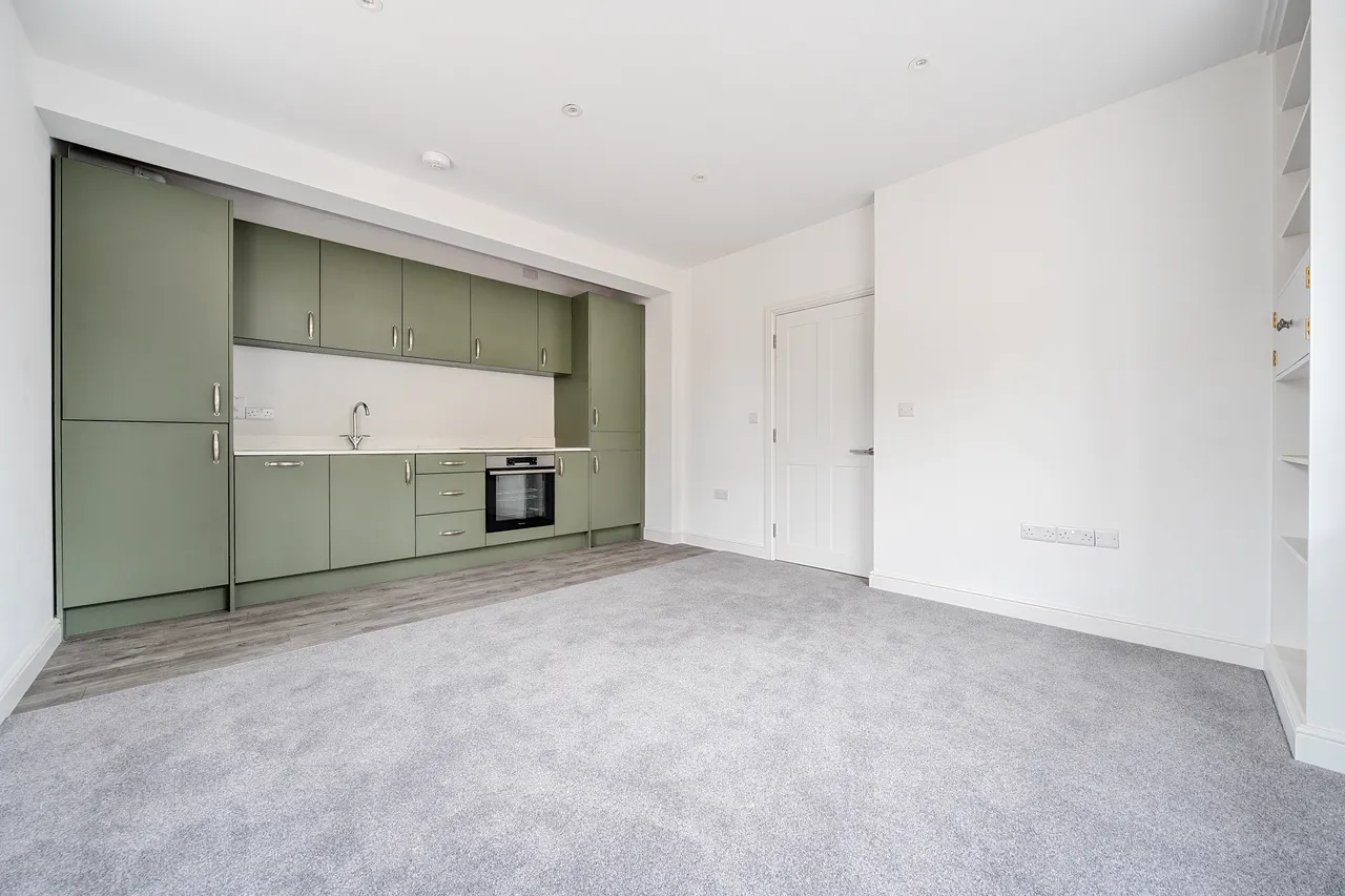 Gladstone Road, SN15, photo 2