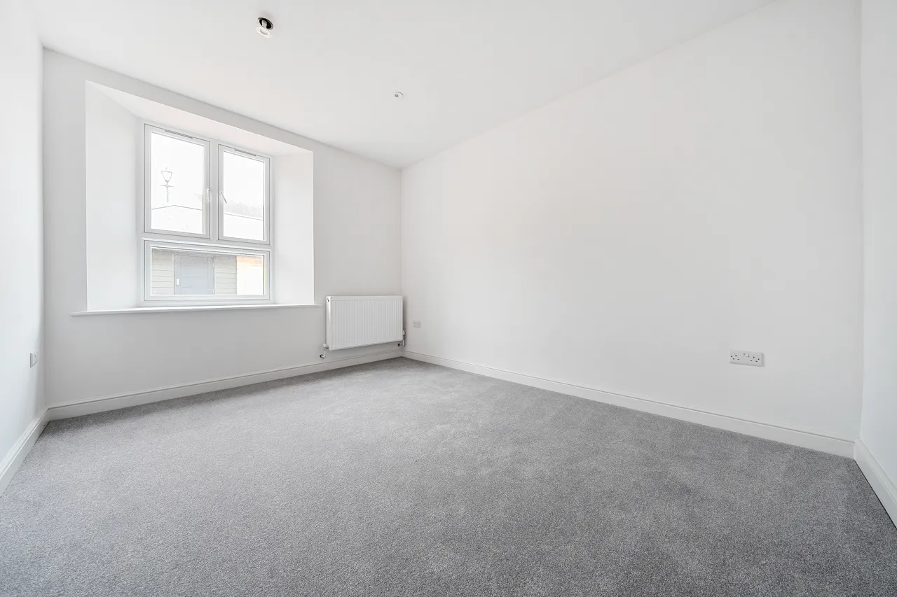 Gladstone Road, SN15, photo 7